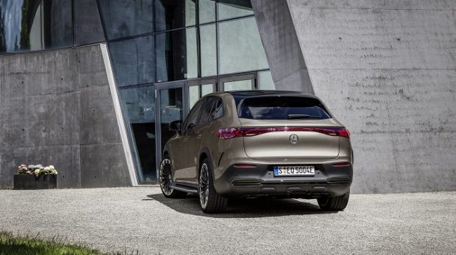 Mercedes-EQ. EQE SUV. AMG Line Exterior, Night Package, Velvet brown metallic, 22" AMG multi-spoke light-alloy wheels, Electric Art Line Interior, Leather Nappa balao brown/neva grey